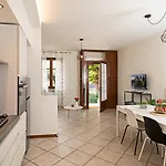 Townhouse 71 - Regarda Travel Будинок відпочинку Бардоліно